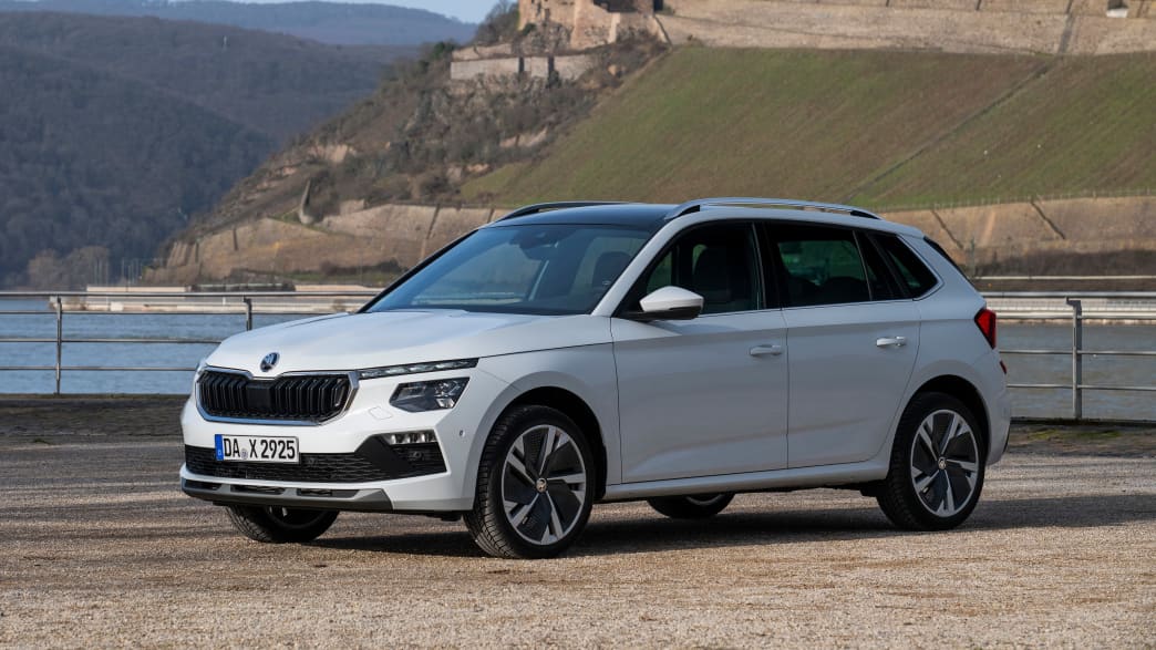 Front und Seitenansicht eines stehenden Skoda Kamiq nach Facelift