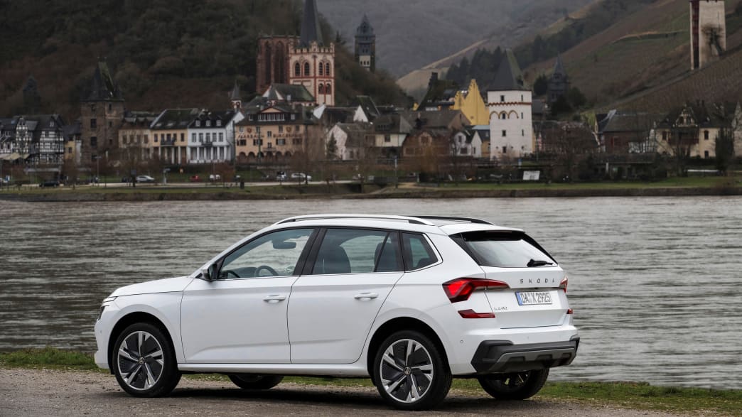 Heck und Seitenansicht eines stehenden Skoda Kamiq nach Facelift
