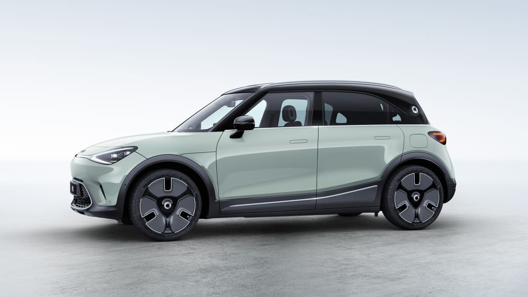 Ein pastellgrüner Smart #1 SUV stehend von der Seite im Fotostudio