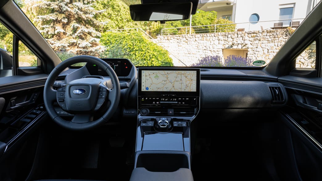 Cockpit des Subaru Solterra