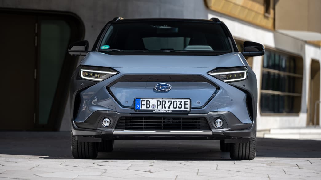 Frontansicht eines stehenden Subaru Solterra