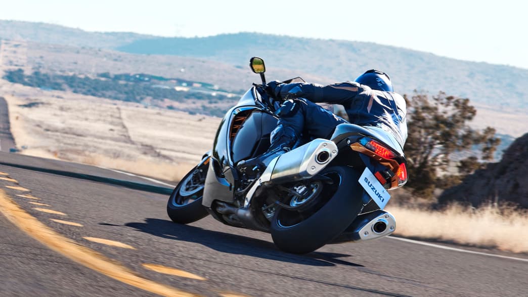 Heckansicht der Suzuki GSX 1300 RR Hayabusa fahrend