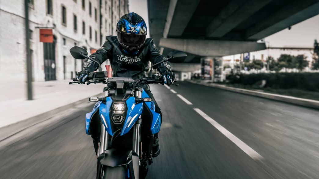 Frontansicht einer fahrenden Suzuki GSX-8 S