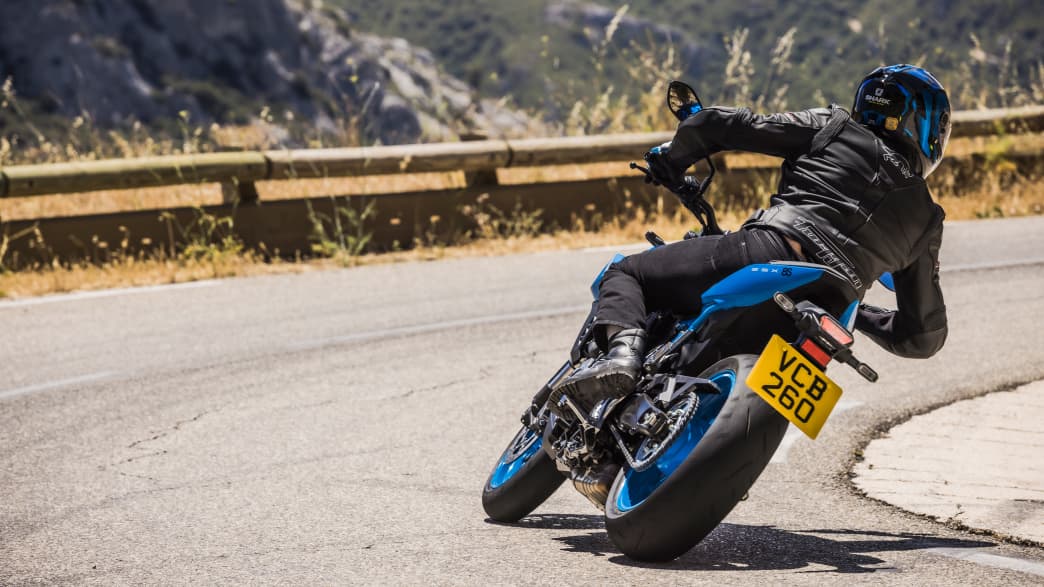 Heckansicht einer fahrenden Suzuki GSX-8 S