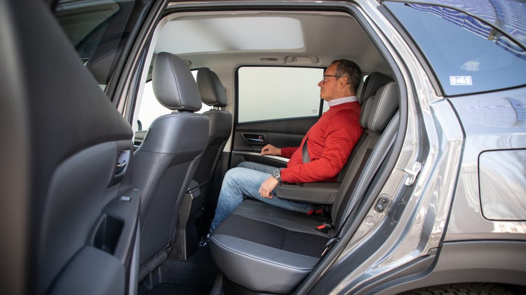 Ein Mann sitzt auf der Rückbank des neuen Suzuki S-Cross