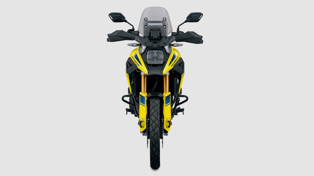 Studioaufnahme der schwarz-gelben Suzuki V Strom 1050 DE in Frontansicht