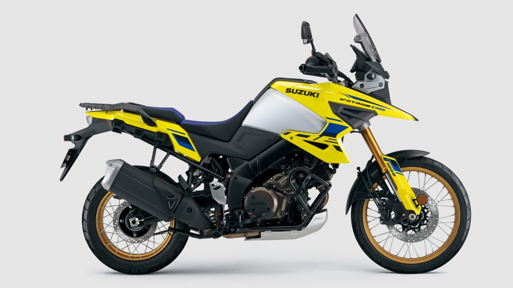 Die Suzuki V Strom 1050 DE fotografiert im Studio von der rechten Seite