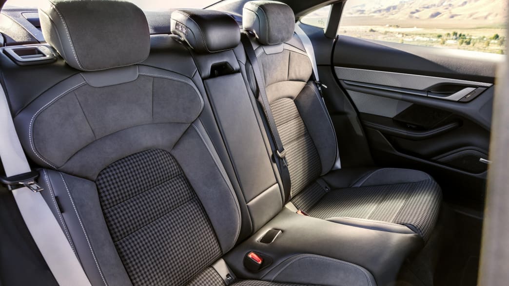 Die Rücksitze des neuen Porsche Taycan 2024