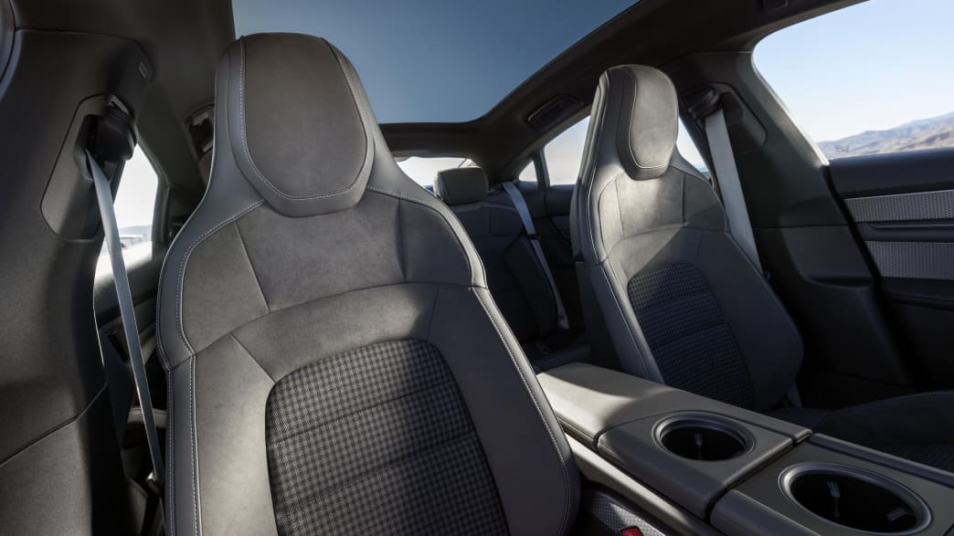 Die Vordersitze des neuen Porsche Taycan 2024