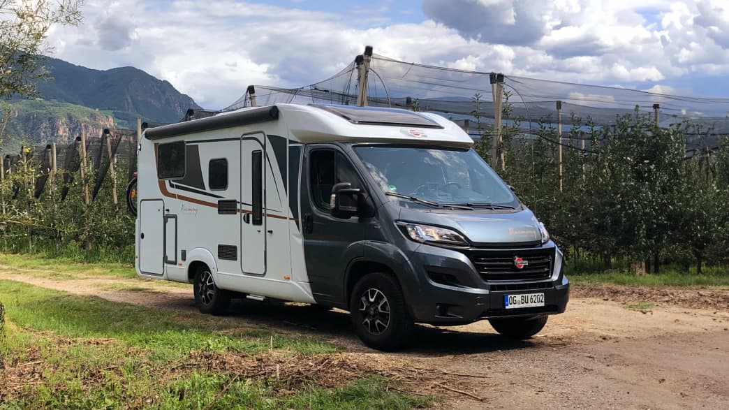 Das Wohnmobil von Bürstner seitlich stehend von vorne fotografiert