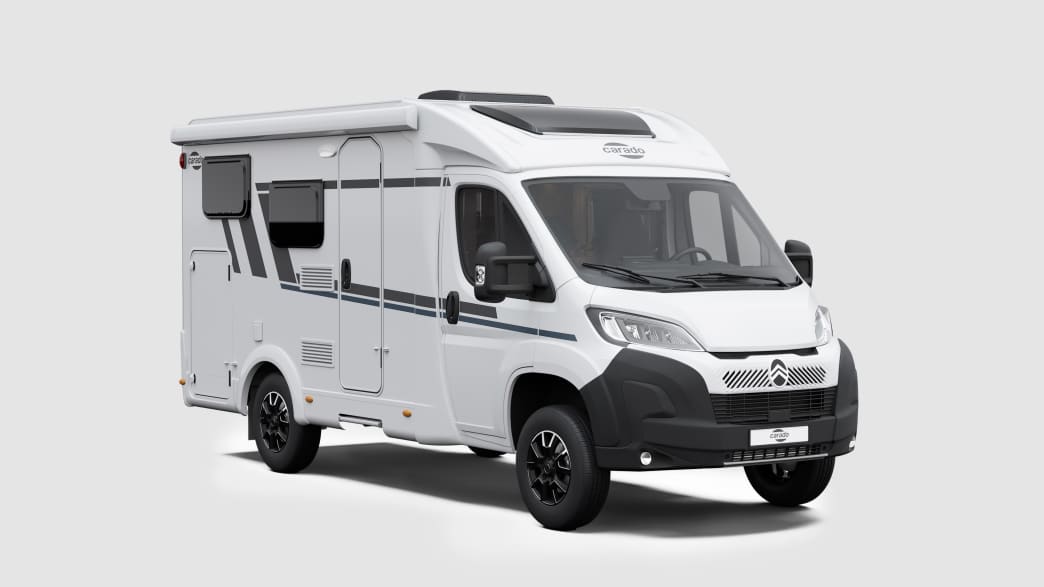 Das Wohnmobil von Carado seitlich stehend fotografiert