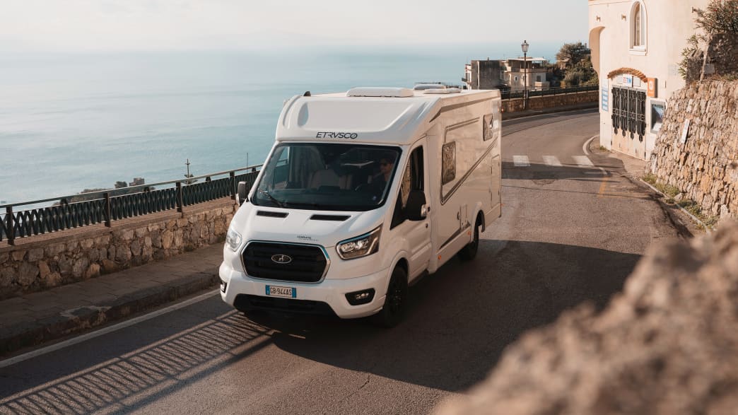 Das Wohnmobil von Etrusco fahrend von vorne fotografiert