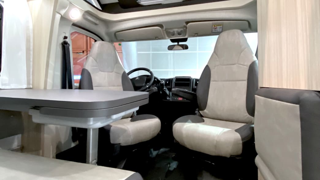 Sitzbereich des Wohnmobils von SunLiving