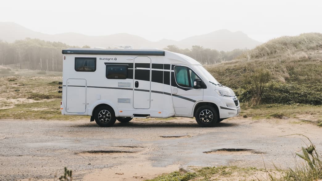 Ein Wohnmobil stehend seitlich fotografiert von Sunlight