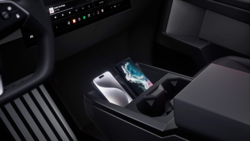 Die Handyablage des Cybertrucks von Tesla im Cockpit