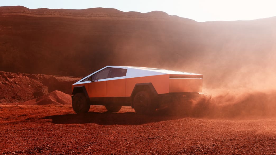 Der Cybertruck von Tesla fahrend von hinten fotografiert