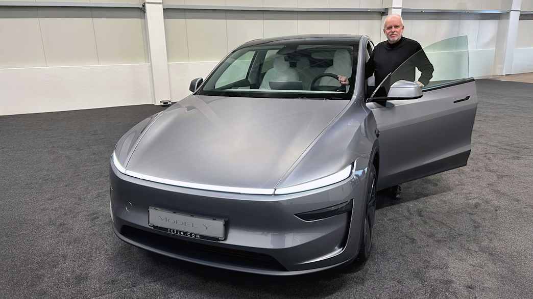 ADAC Redakteur neben dem Tesla Model Y