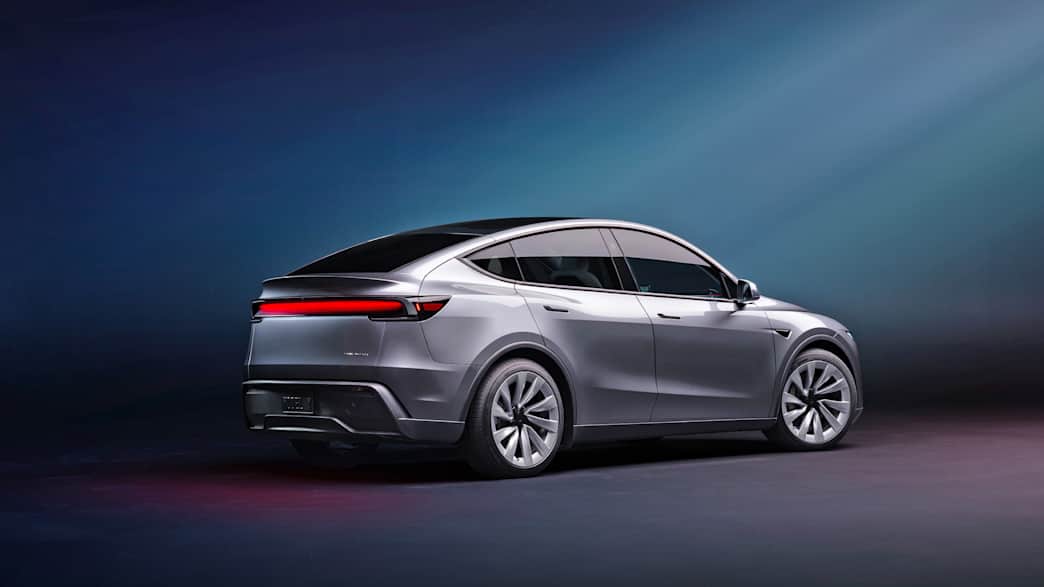Heck und Seitenansicht eines stehenden Tesla Model Y