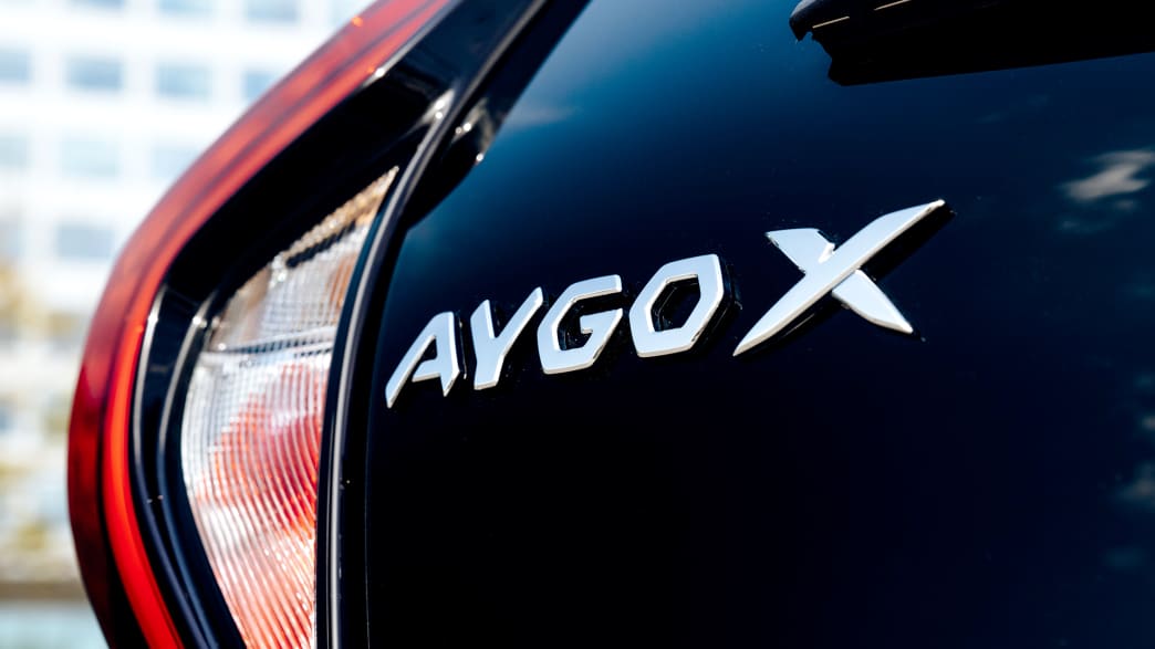 Der Schriftzug auf der Kofferraumklappe des neues Toyota Aygo X
