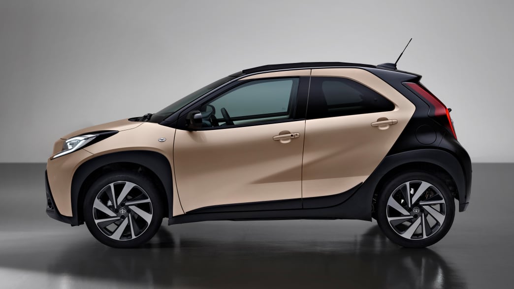 Seitenansicht eines stehenden Toyota Aygo X