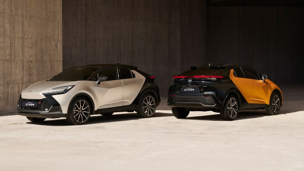 Front und Seitenansicht zweier stehender Toyota C-HR