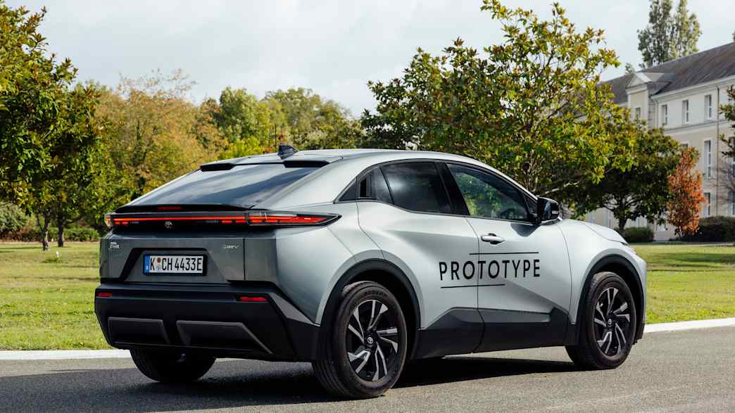 Heck und Seitenansicht eines stehenden Toyota C-HR+