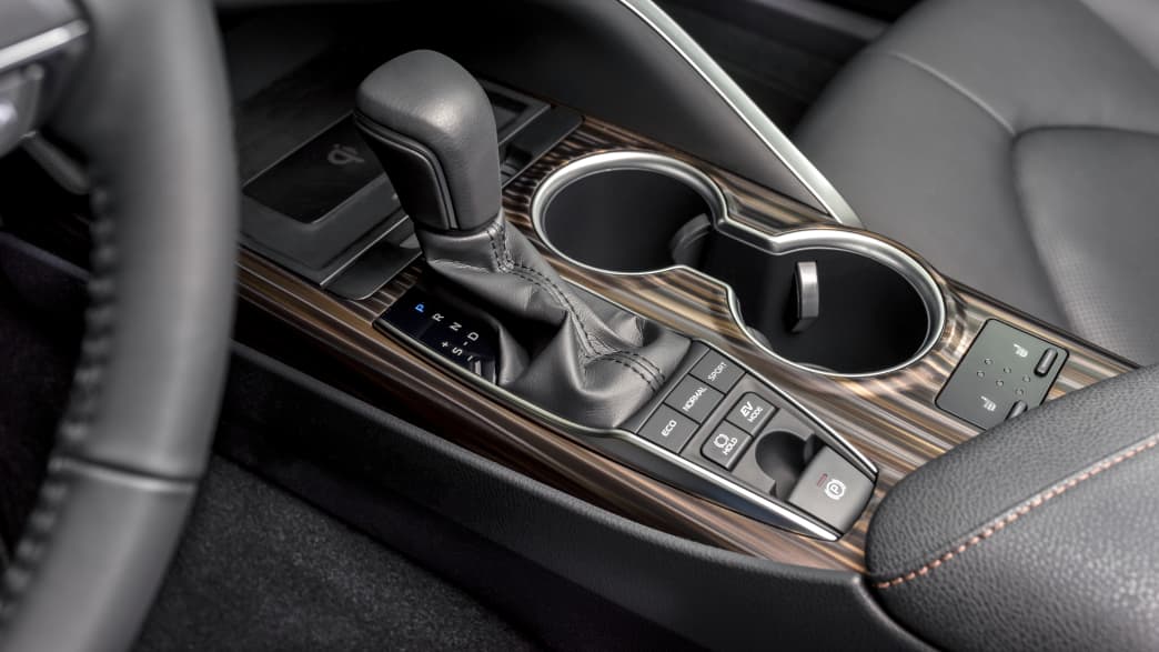 Die Mittelkonsole mit Schalthebel vom Toyota Camry