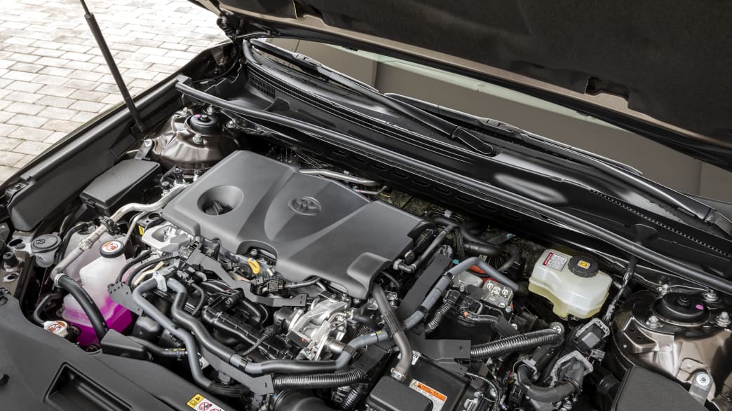 Ein Blick auf den Motor des Toyota Camry