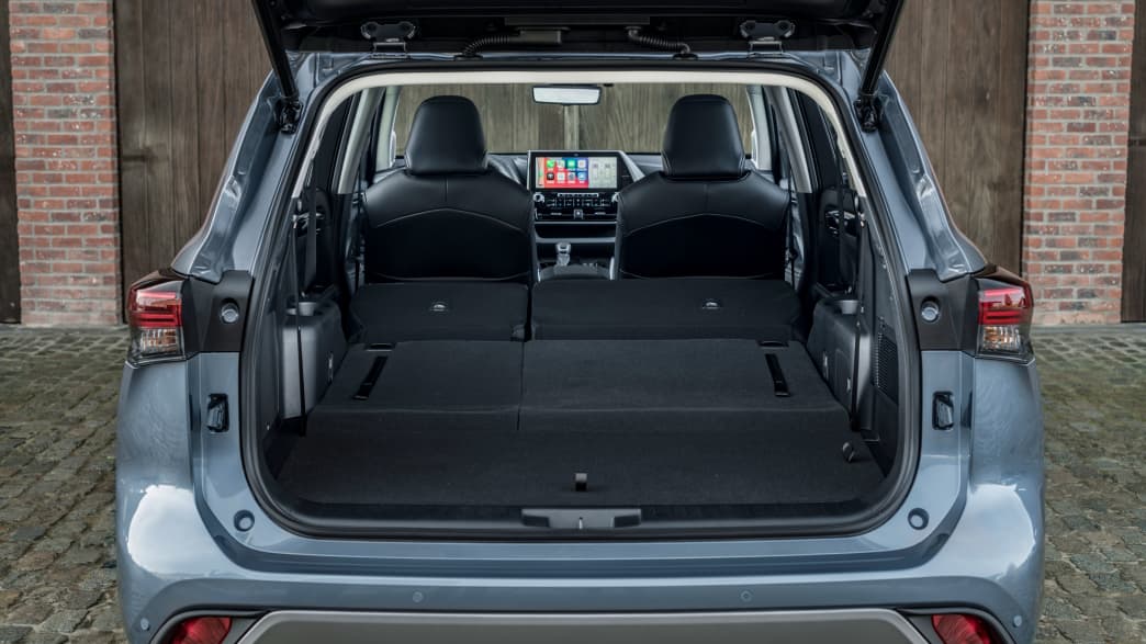 Toyota Highlander 2021 von hinten mit geöffnetem Kofferraum