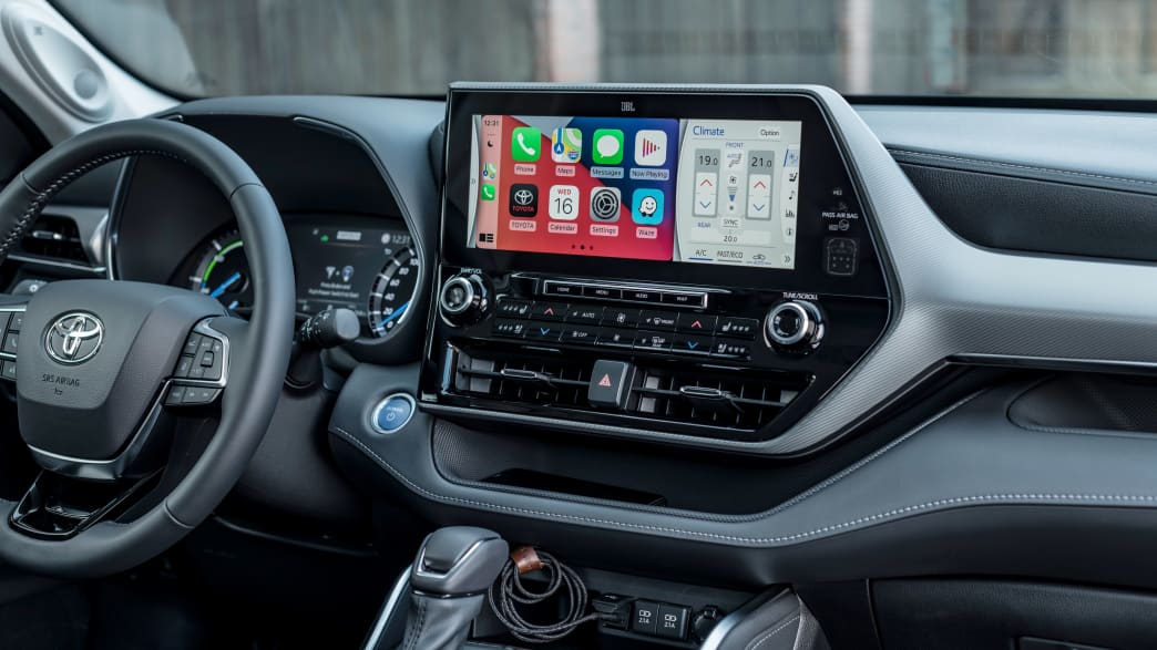 Der Toyota Highlander 2021 Cockpit mit Display vor Frontscheibe