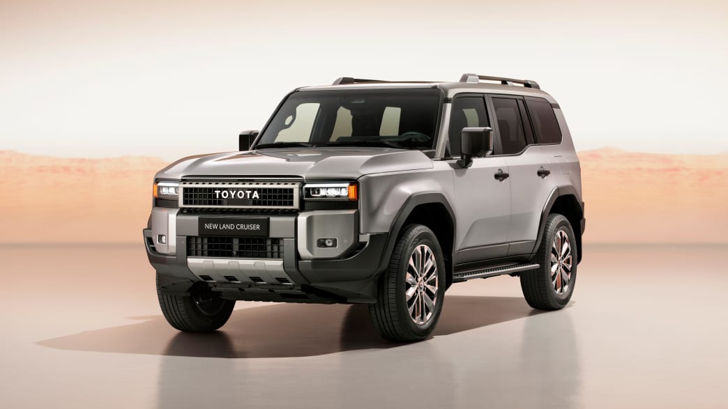 Frontansicht eines stehenden Toyota Land Cruiser