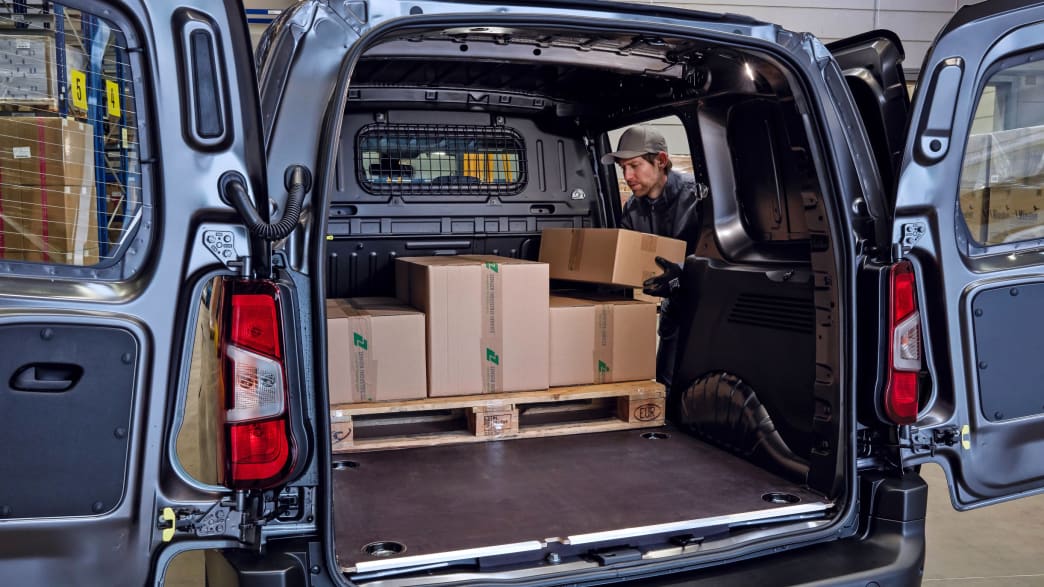 Kofferraum des Toyota ProAce City wird beladen