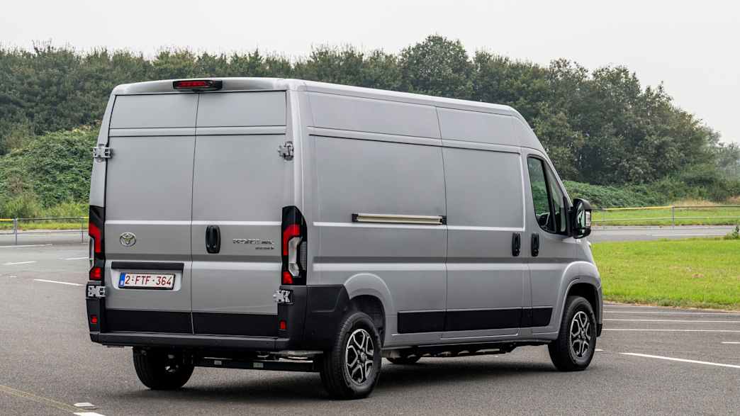 Aufnahme des Toyota Proace von hinten