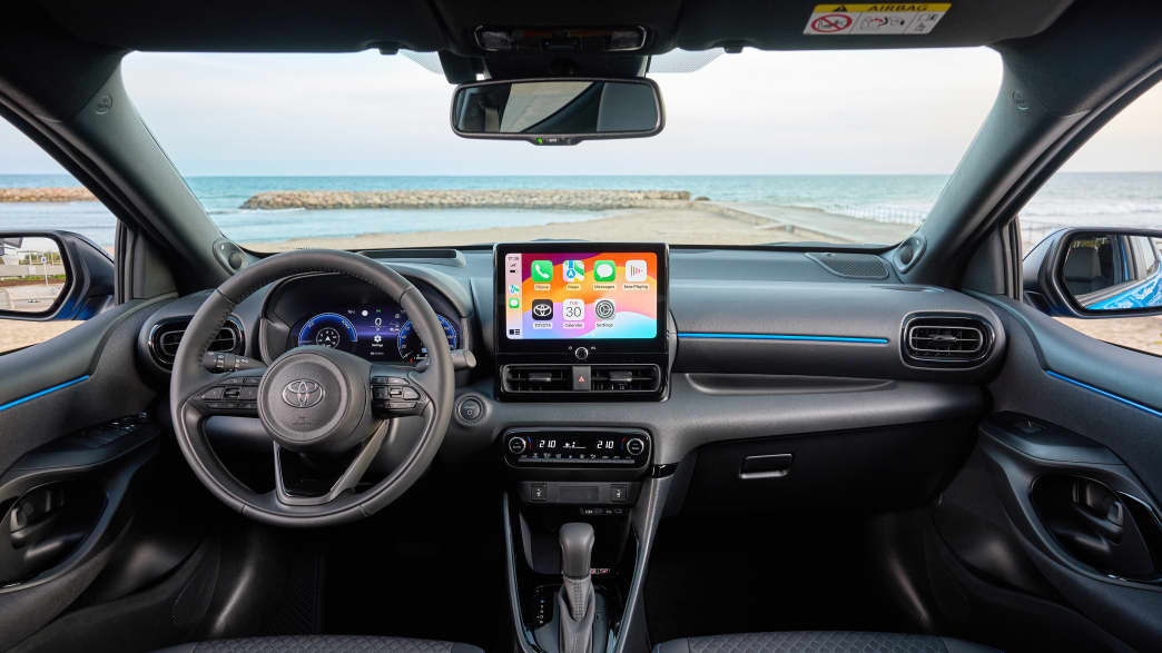 Das Cockpit des Toyota Yaris mit Lenkrad und Schaltung