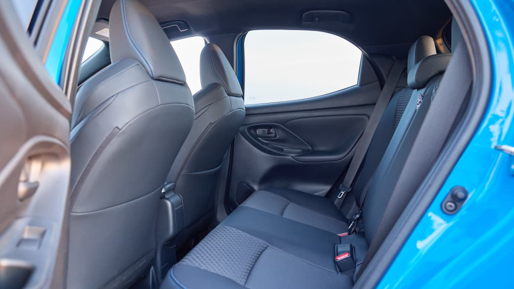 Blick durch die Seitentür des Toyota Yaris auf die Rückbank