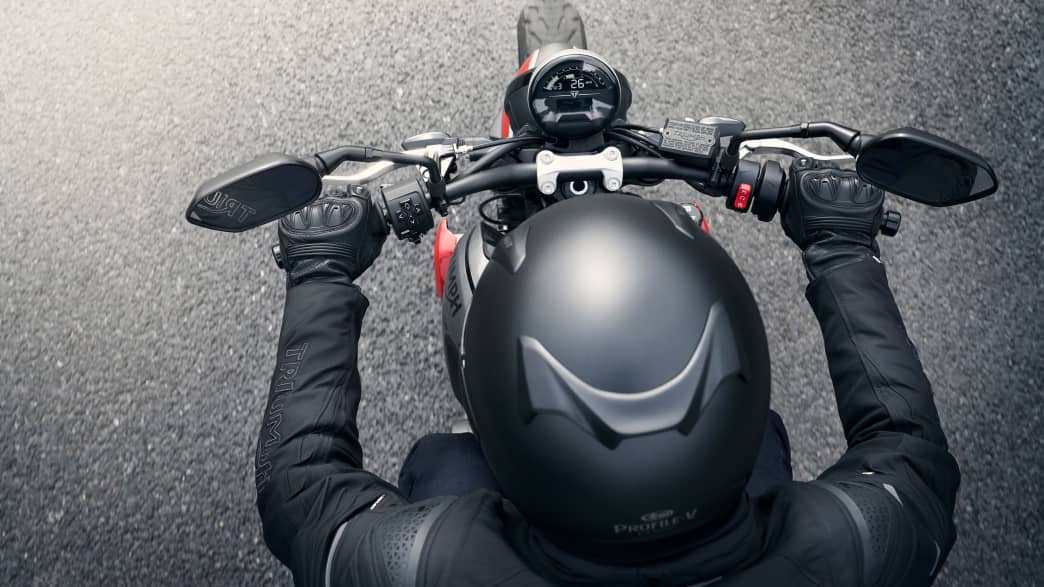 Ein Mann sitzt auf einer Triumph Trident 660