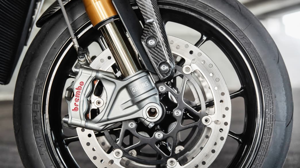 Vorderrad mit Federung des Motorrades Triumph Speed Triple 1200 RS.