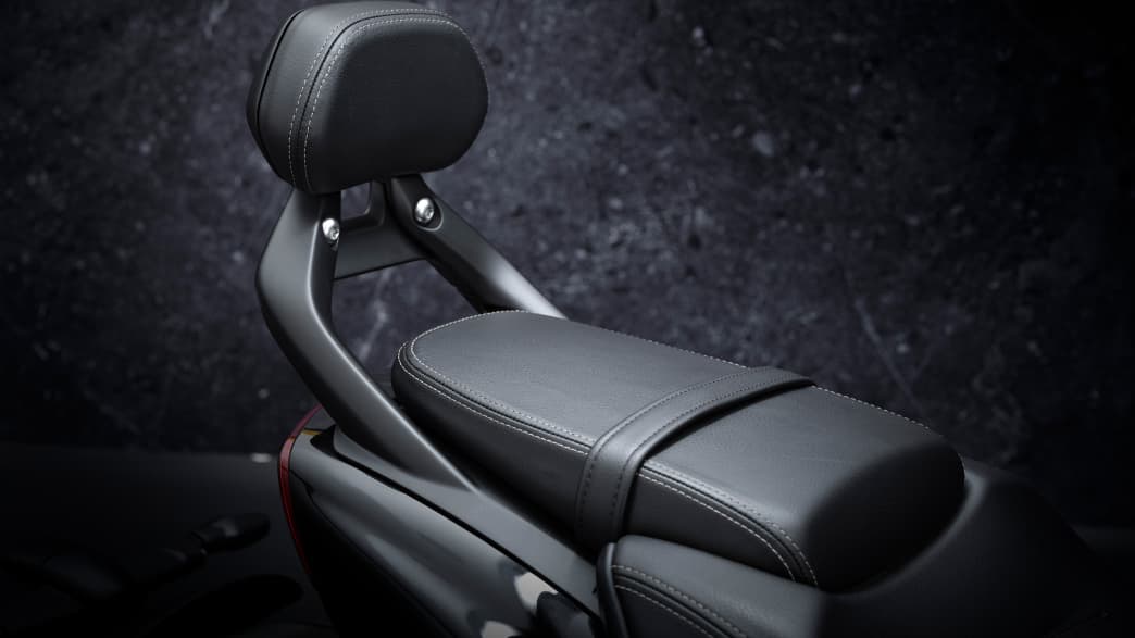 Detailaufnahme der Triumph Rocket 3R der Sitzbank