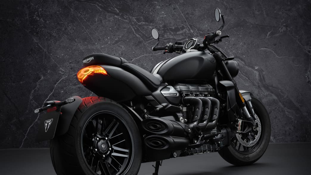 Aufnahme der Triumph Rocket 3R mit Heckansicht