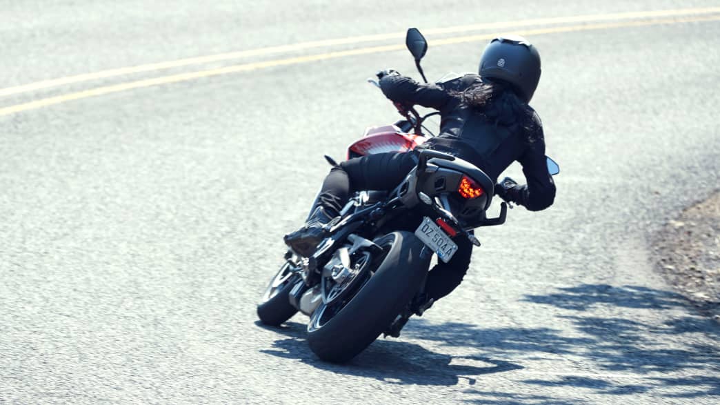 Heckansicht einer fahrenden Triumph Tiger Sport 660
