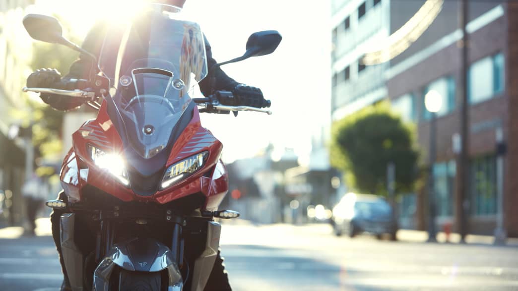 Frontansicht und Nahaufnahme der Scheinwerfer einer Triumph Tiger Sport 660