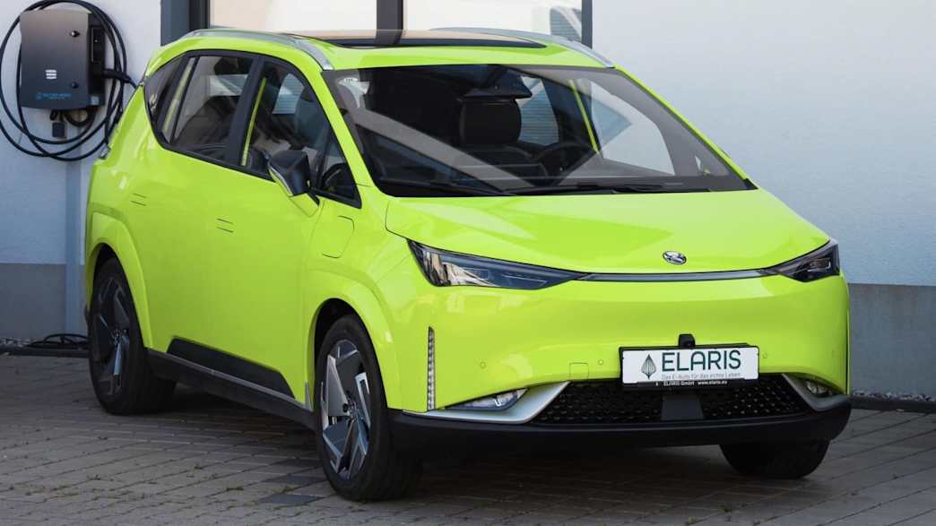 Ein Neonfarbener Elaris Lenn