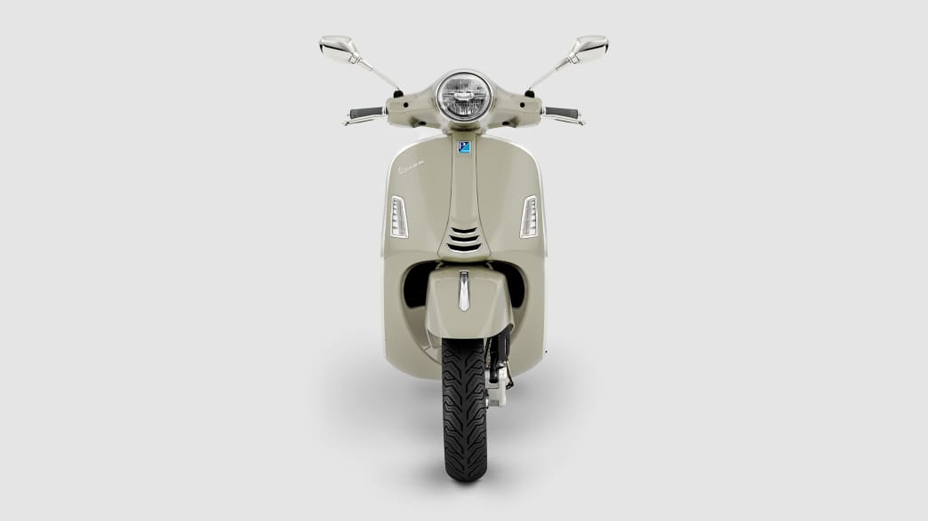 Studioaufnahme der Vespa GTS 125 von vorn