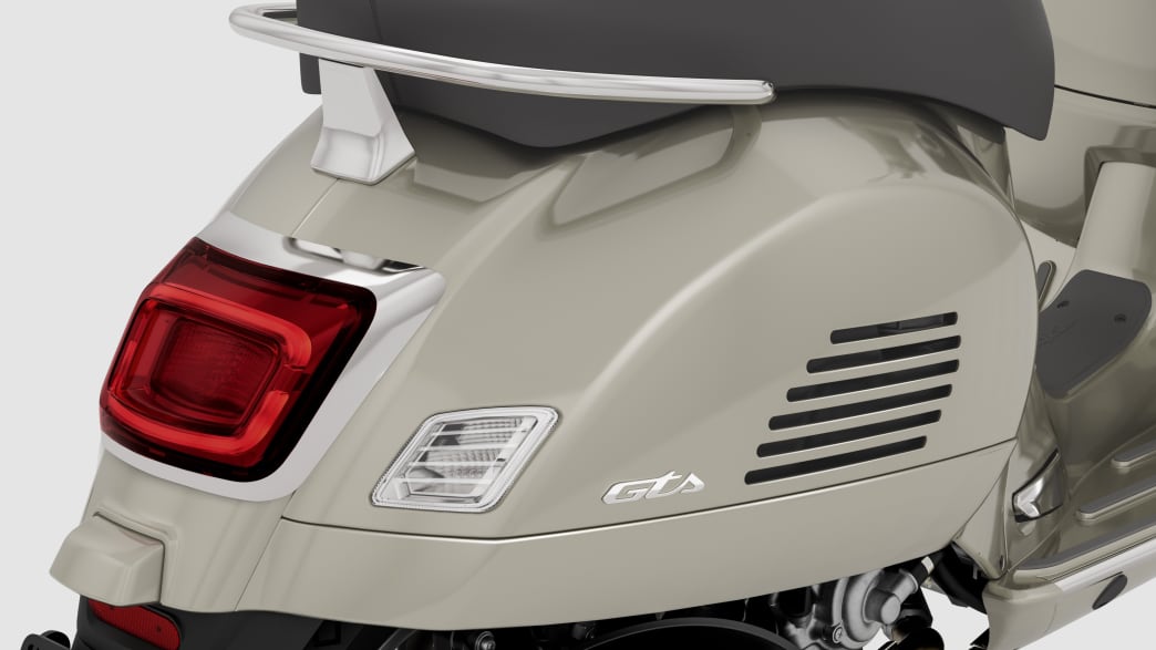 Studioaufnahme von Ruecklicht und Griff am Sitz der beige-grauen Vespa GTS 125