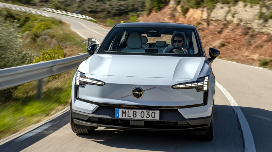 Frontansicht des weissen SUV Volvo EX 30 während der Fahrt