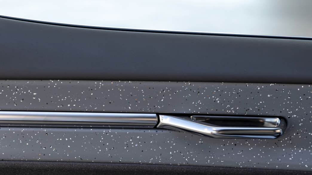 Die schmalen, eleganten Türgriffe aus Metall im SUV Volvo EX 30