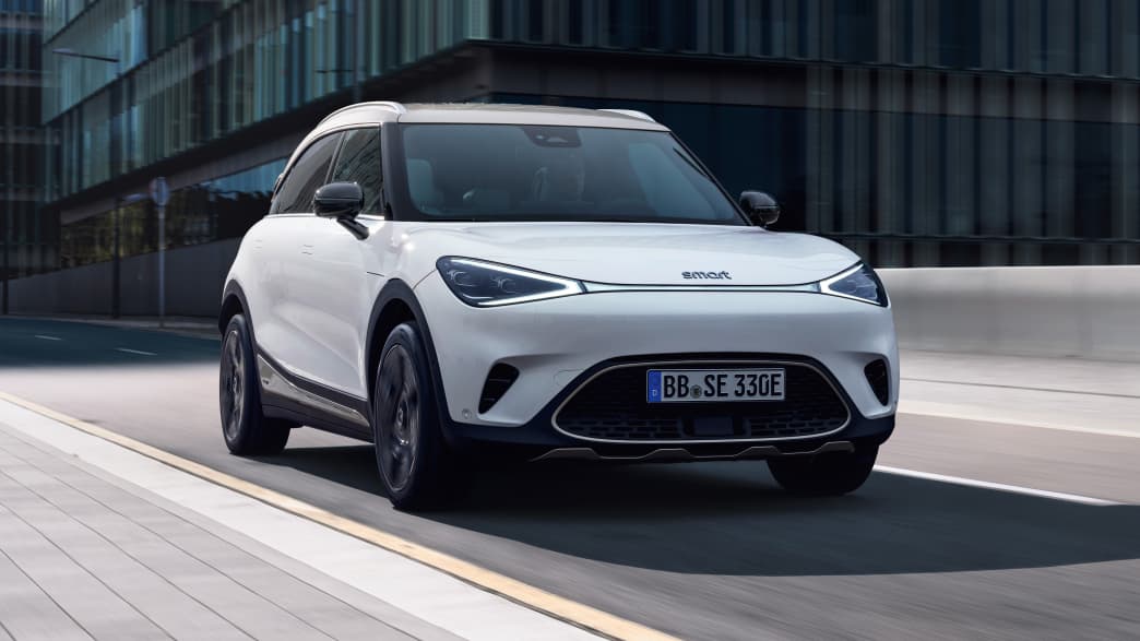 Front und Seitenansicht eines fahrenden Smart #1
