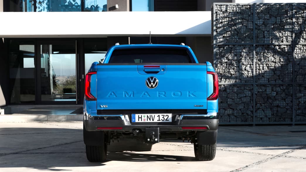 Der neue, blaue Pickup VW Amarok fotografiert von der Rückseite