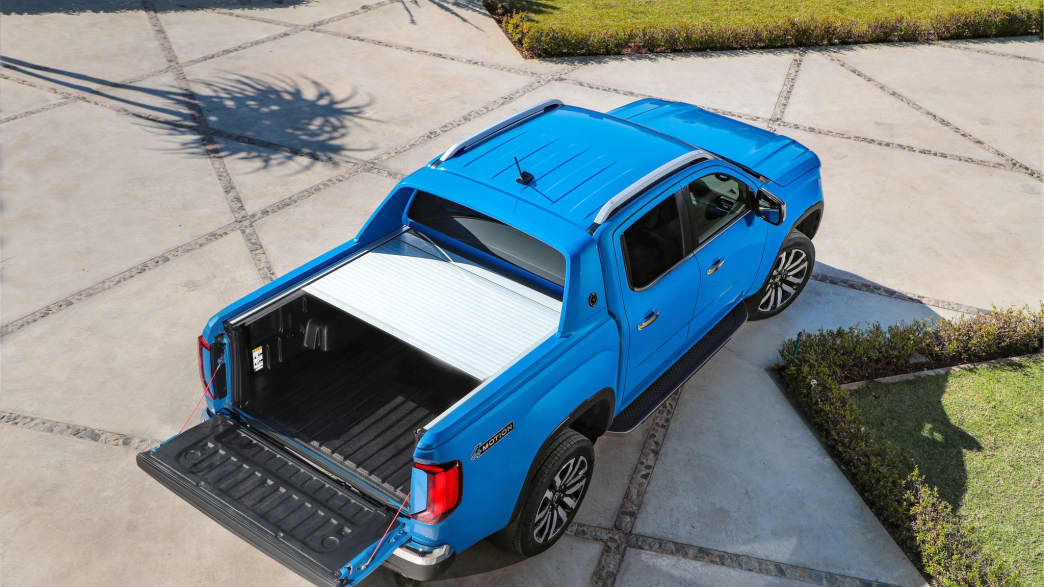 Die Ladefläche und Heckklappe des neuen blauen Pickups VW Amarok, fotografiert von oben