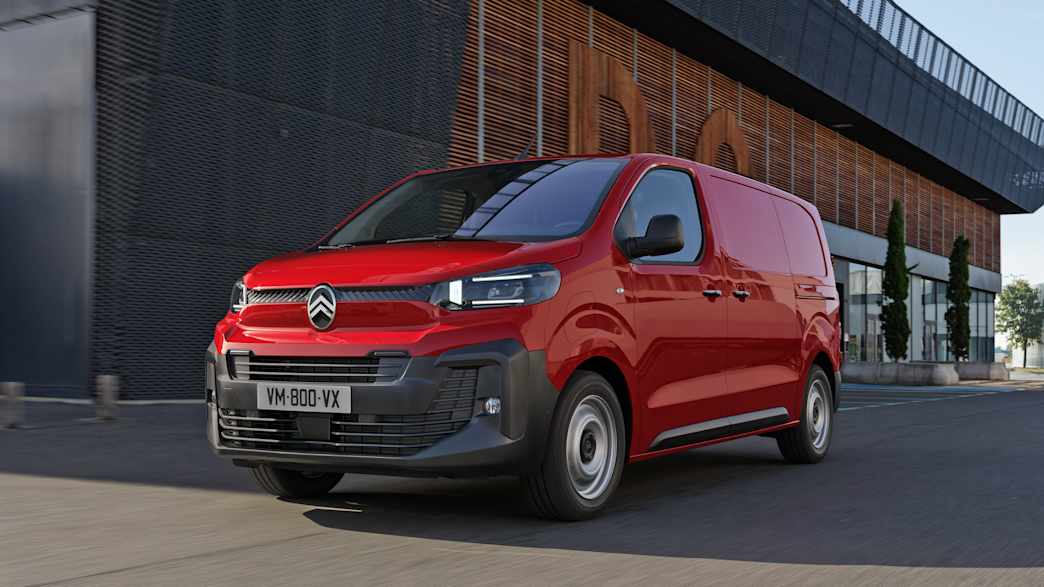 Frontansicht eines fahrenden Citroen Jumpy